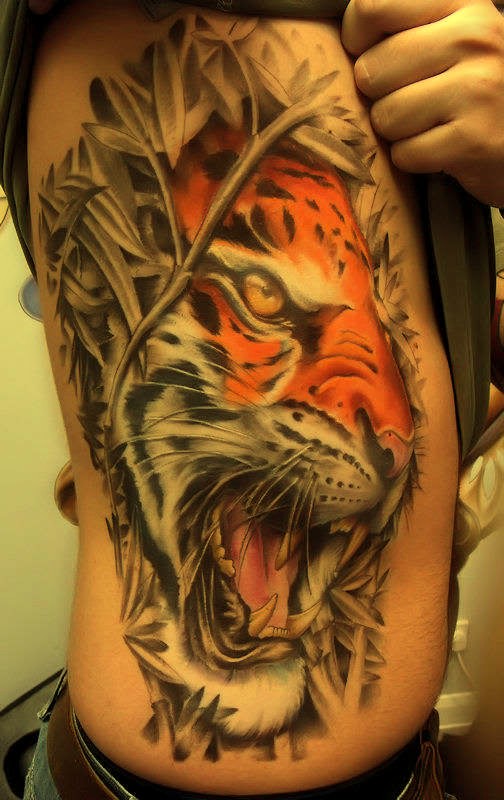 GÅ‚owa tygrysa w liÅ›ciach