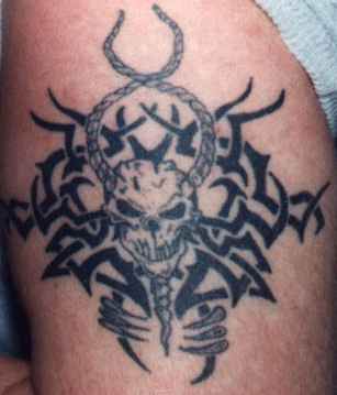 Tribal z czaszkÄ…