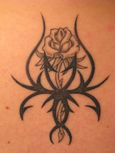 Czarna plecionka z kwiatem