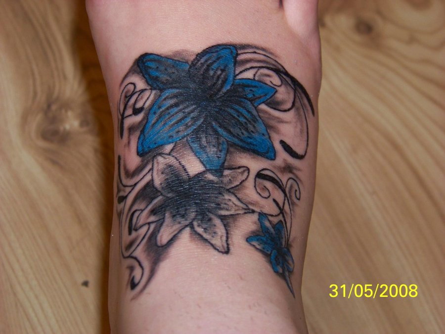 Niebieskie i czarne kwiaty