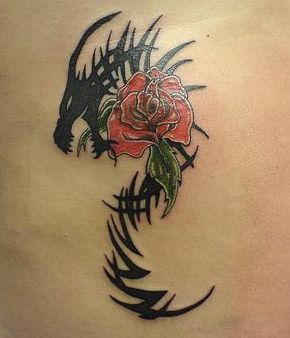 Tribalowy smok z rÃ³Å¼Ä…