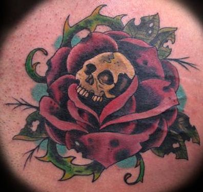 Czerwona rÃ³Å¼a z czaszkÄ… w Å›rodku